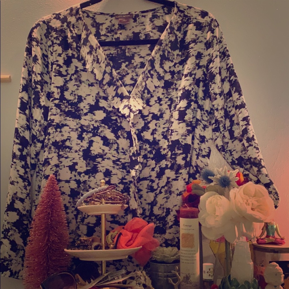 Gorgeous floral navy/cream blouse ; Scalloped neck